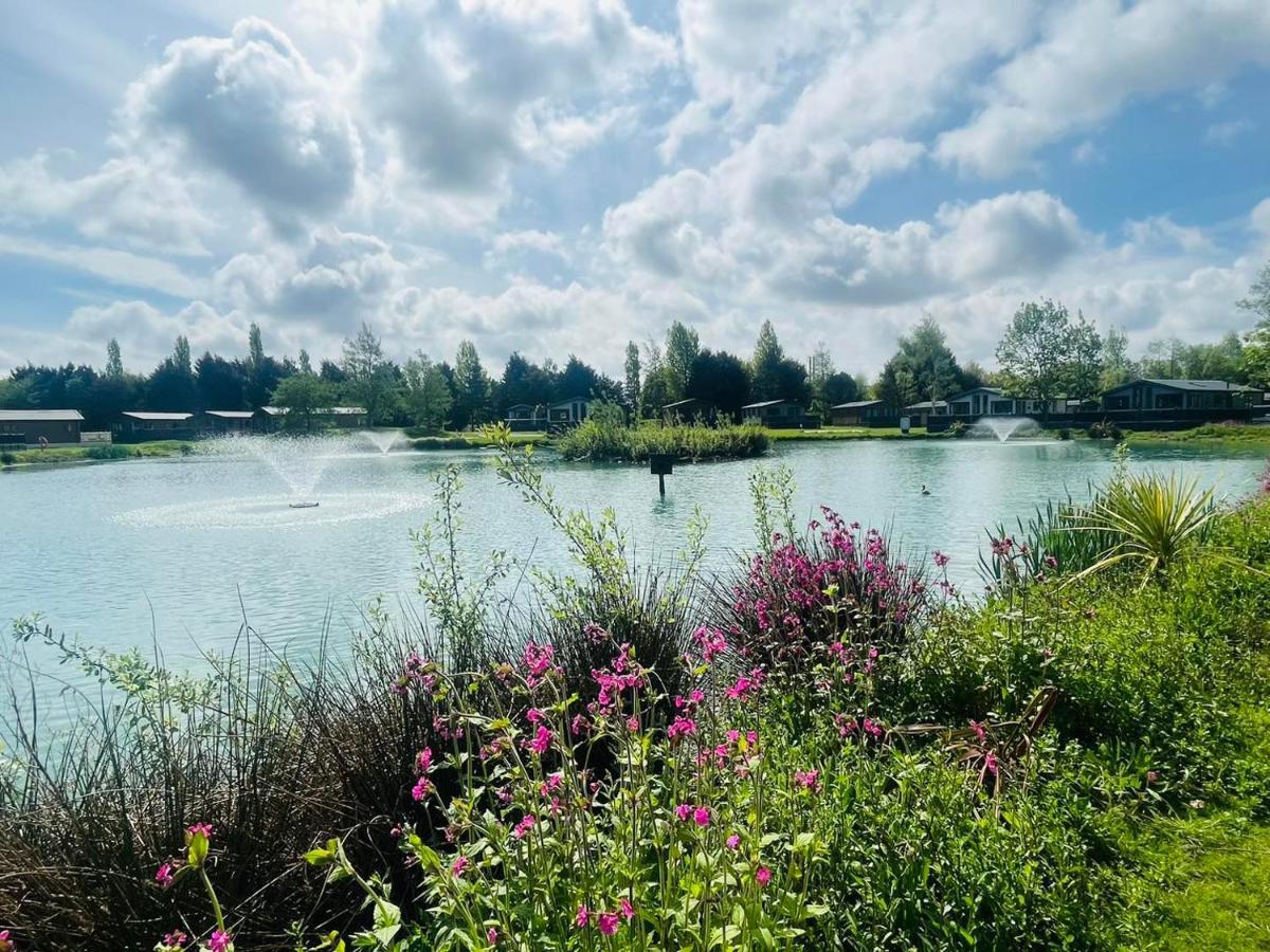 Lakeside Escape With Hot Tub York Buitenkant foto