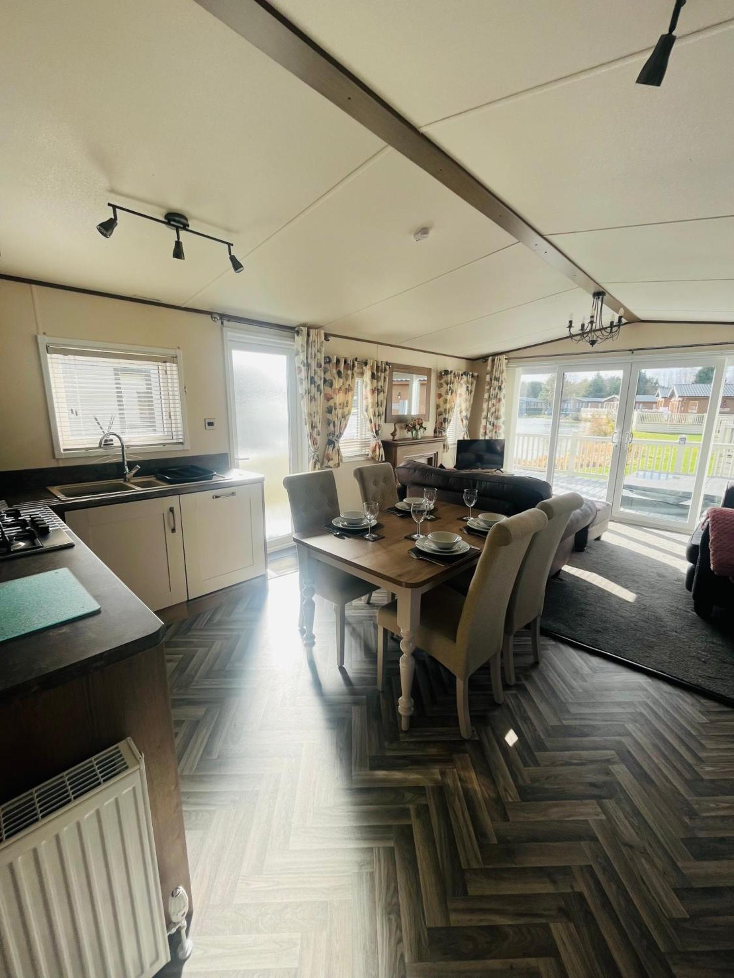 Lakeside Escape With Hot Tub York Buitenkant foto