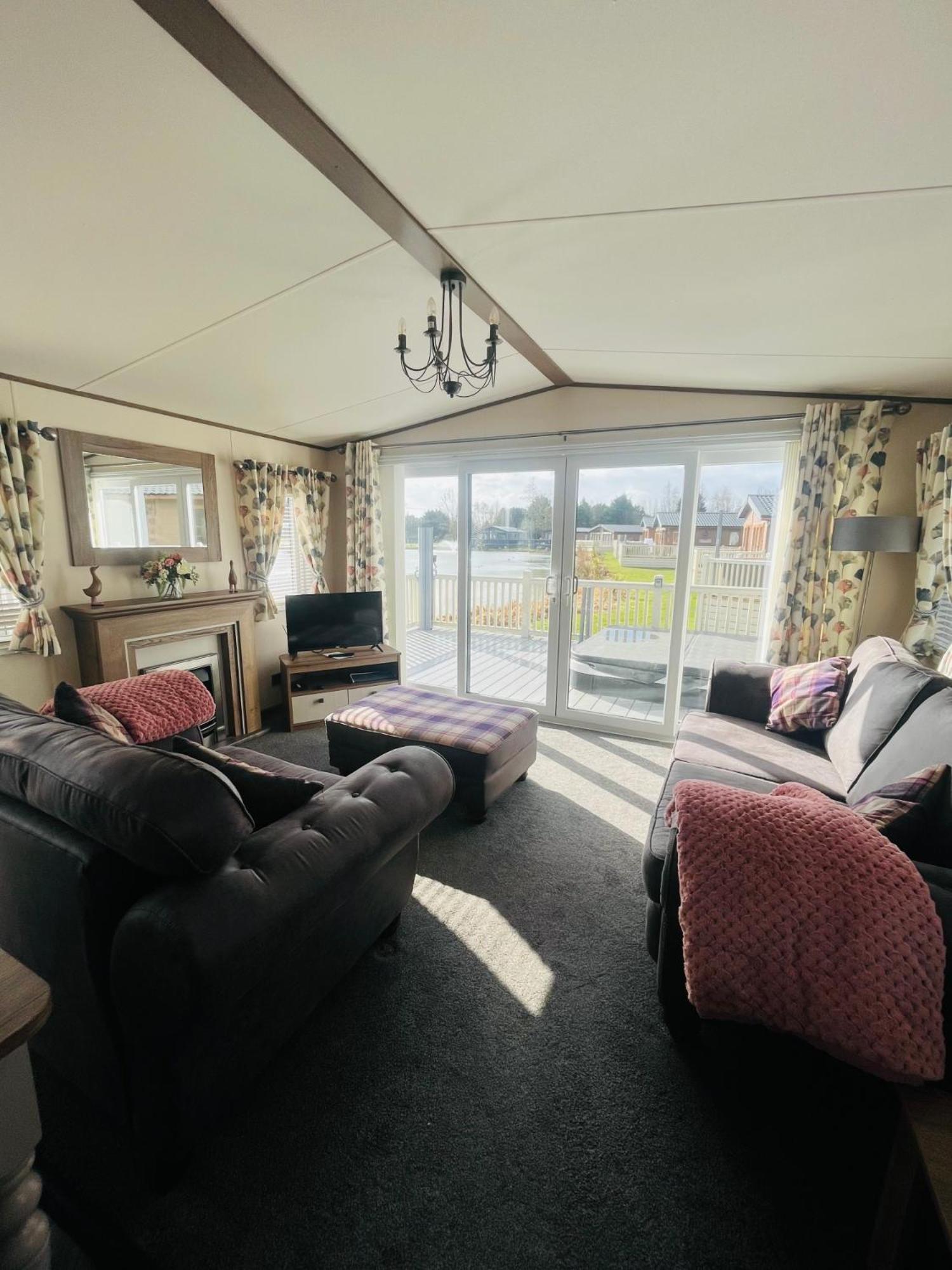 Lakeside Escape With Hot Tub York Buitenkant foto